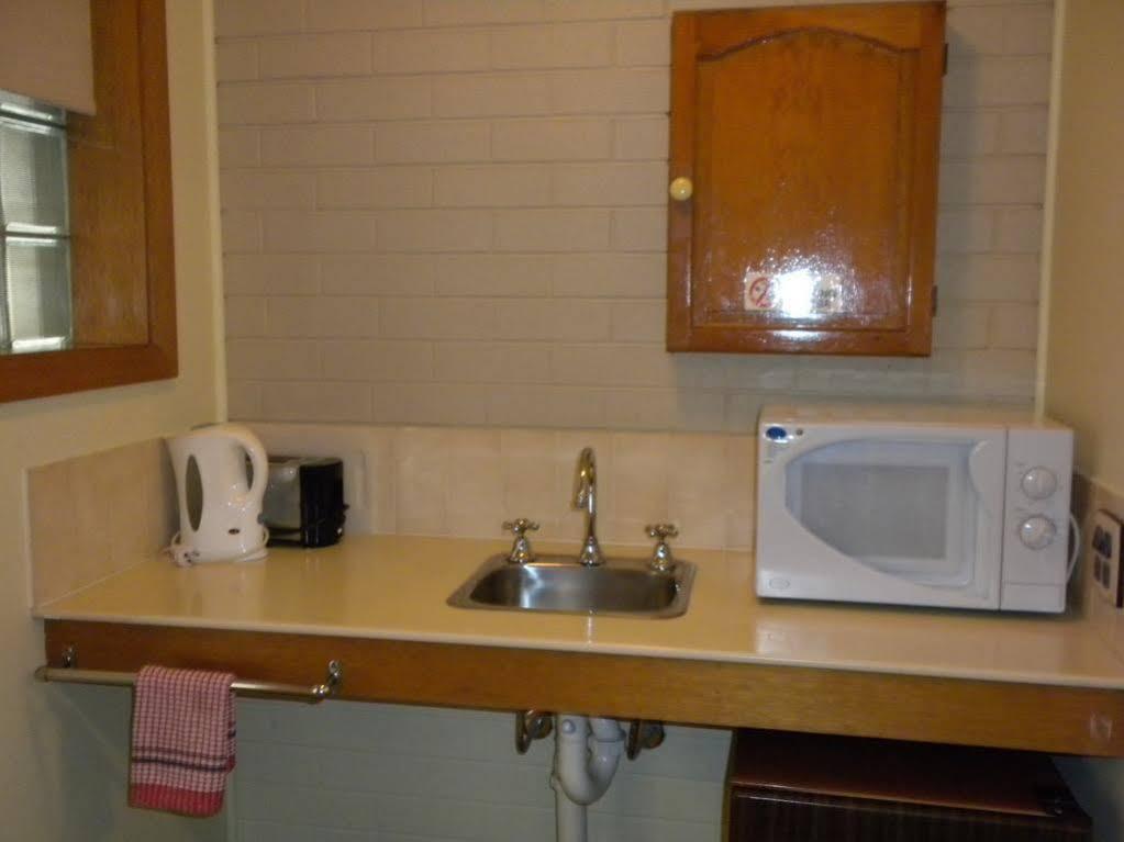 Elm Court Motel Олбери Экстерьер фото