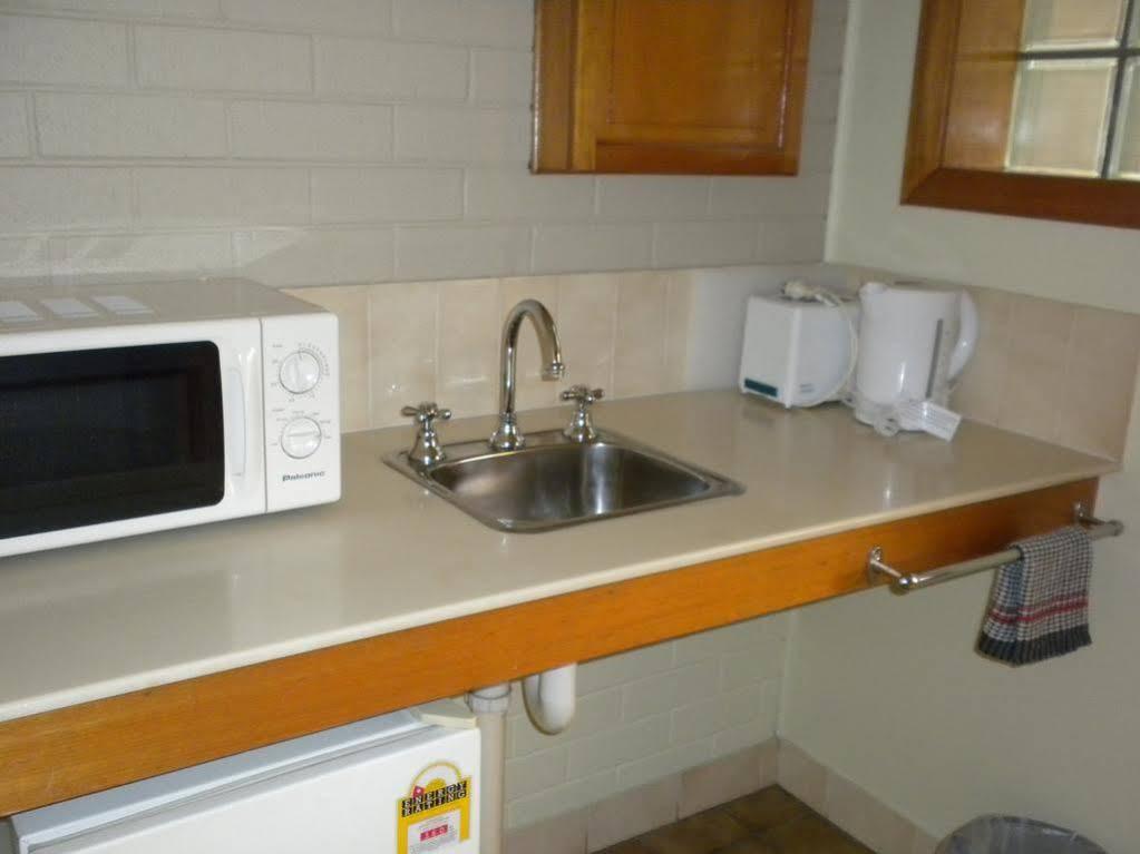 Elm Court Motel Олбери Экстерьер фото