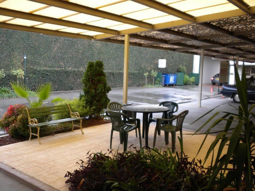 Elm Court Motel Олбери Экстерьер фото